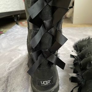 Ugg bow boots, slightly worn black with fuzzy inside!